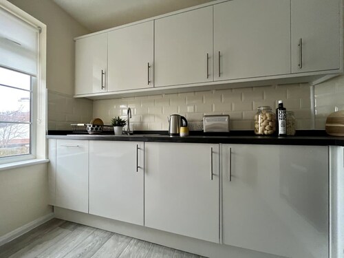 Central Apartment: Free Parking with EV Charger