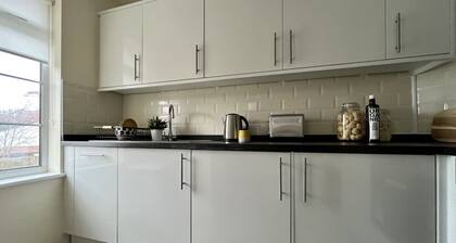 Central Apartment: Free Parking with EV Charger