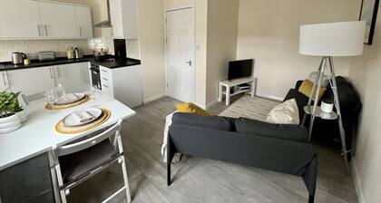 Central Apartment: Free Parking with EV Charger