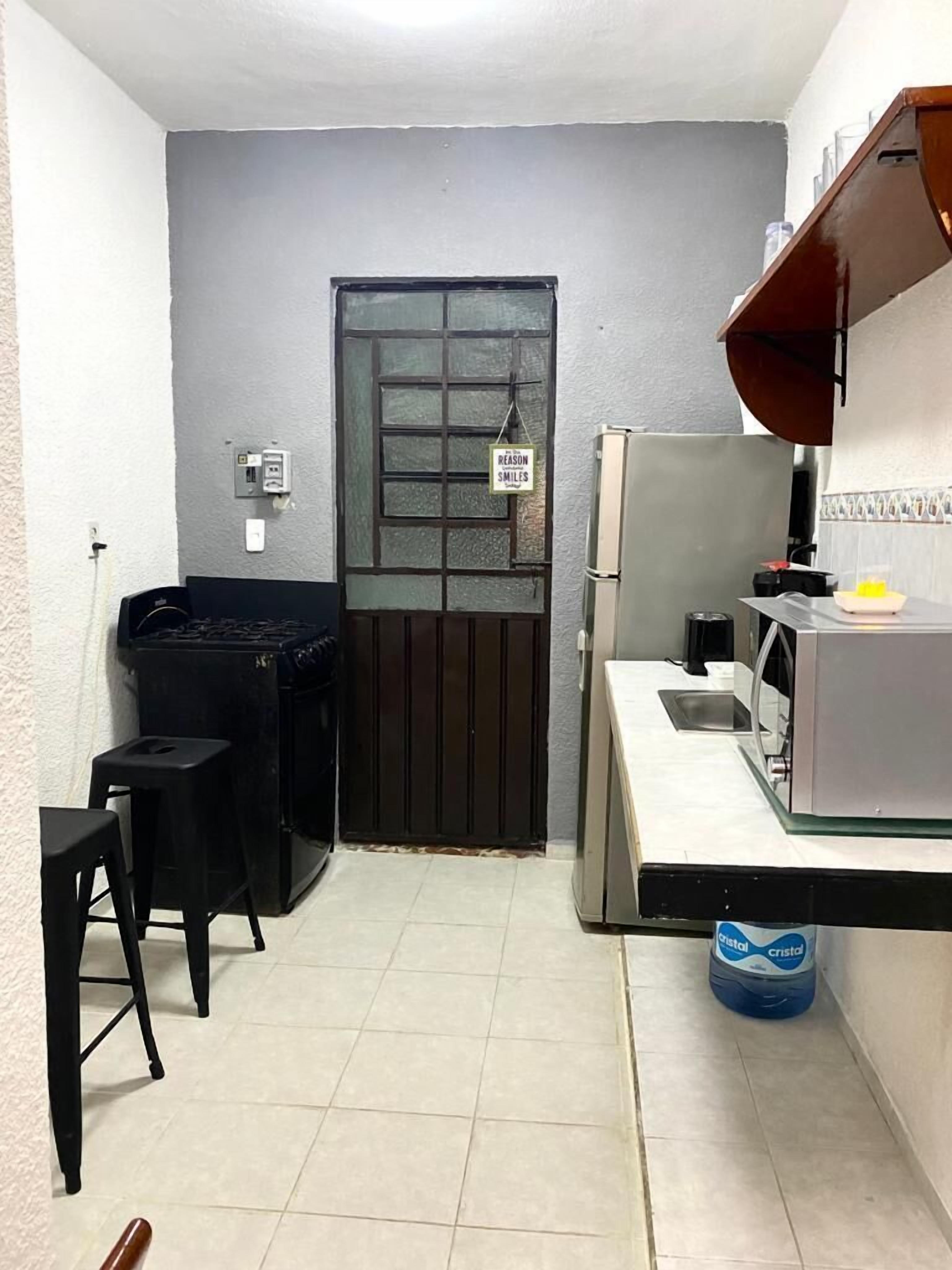 Departamento clásico | Cocina privada | Tostadora, plancha de cocina, utensilios de cocina y congelador 