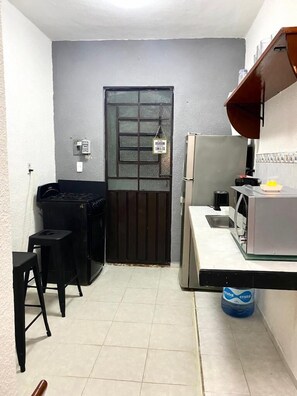 Departamento clásico | Cocina privada | Tostadora, plancha de cocina, utensilios de cocina y congelador 