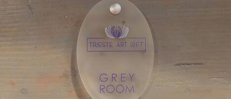 Señal para la 'Grey Room' en Trieste Art Loft.