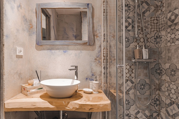 Quarto conforto | Banheiro | Chuveiro, secador de cabelo, toalhas de banho, sabonete