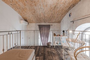 Comfort Room | Desk, free WiFi