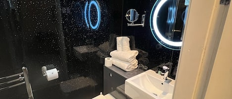 Suite, 1 Bedroom, Non Smoking, Ground Floor | Bathroom | Shower, free toiletries, hair dryer, towels