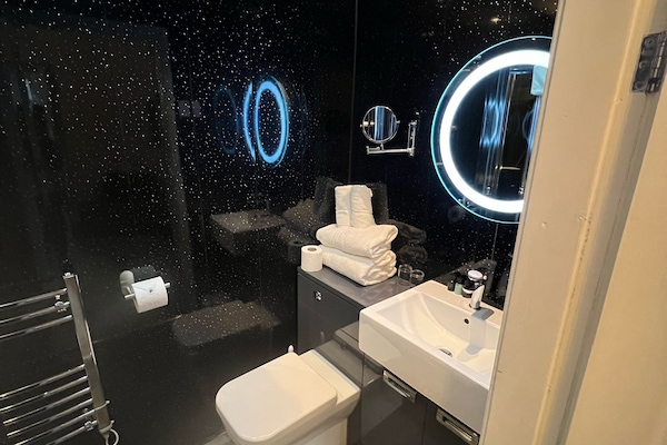 Suite, 1 Bedroom, Non Smoking, Ground Floor | Bathroom