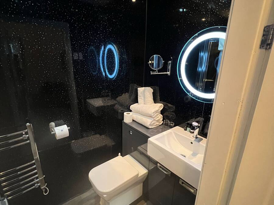Suíte, 1 quarto, para não fumantes, no piso térreo | Banheiro | Chuveiro, produtos de toalete grátis, secador de cabelo
