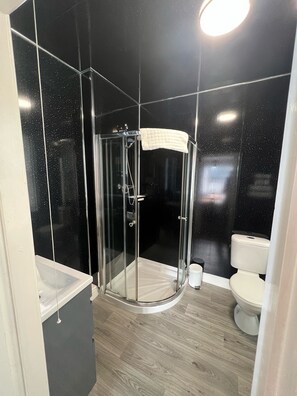 Junior Triple Room | Bathroom | Shower, free toiletries, hair dryer, towels - Lawton & Lauriston Court (Llandudno)