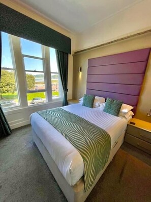 Dobbeltrom, sjøutsikt | Sengetøy av topp kvalitet, skrivebord og skrivebord for bærbar PC