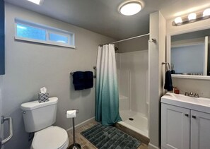 Deluxe Cabin 2, 1 Bedroom, Balcony, River View | Bathroom