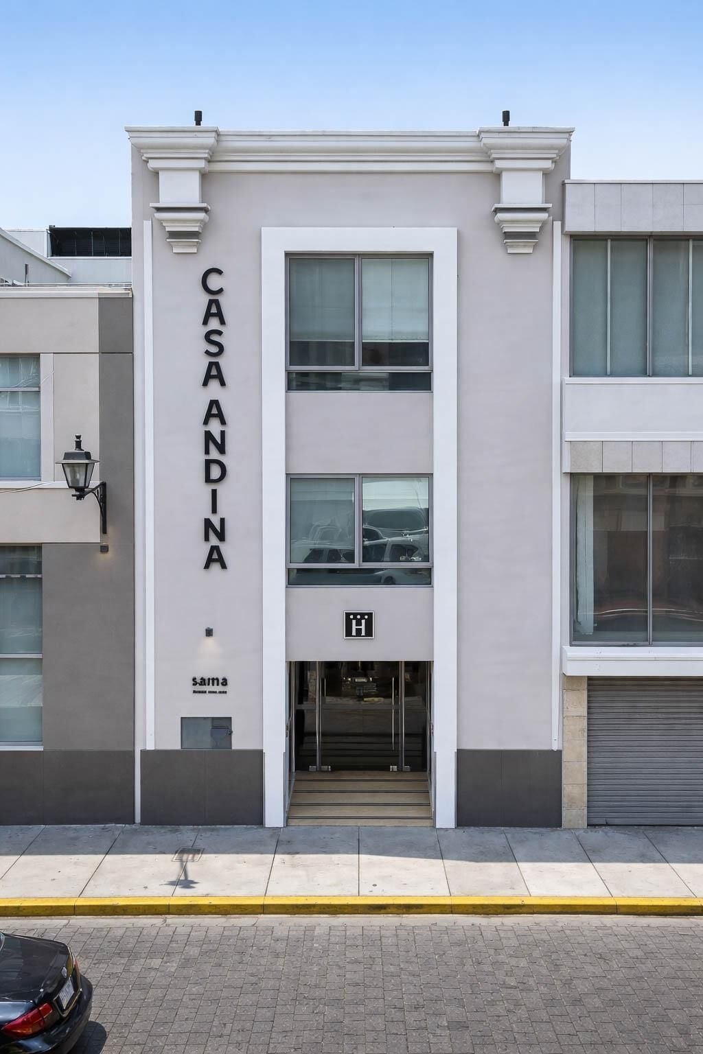 A modern building with a sign reading 'CASANDINA' and a logo for 'SAINA'.