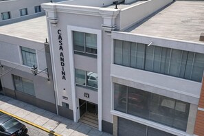 Un edificio de varios pisos con un llamativo letrero de 'CASA ANDINA' en la fachada.