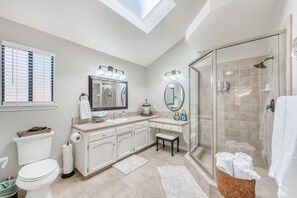 Douche, séchoir à cheveux, serviettes fournies, savon