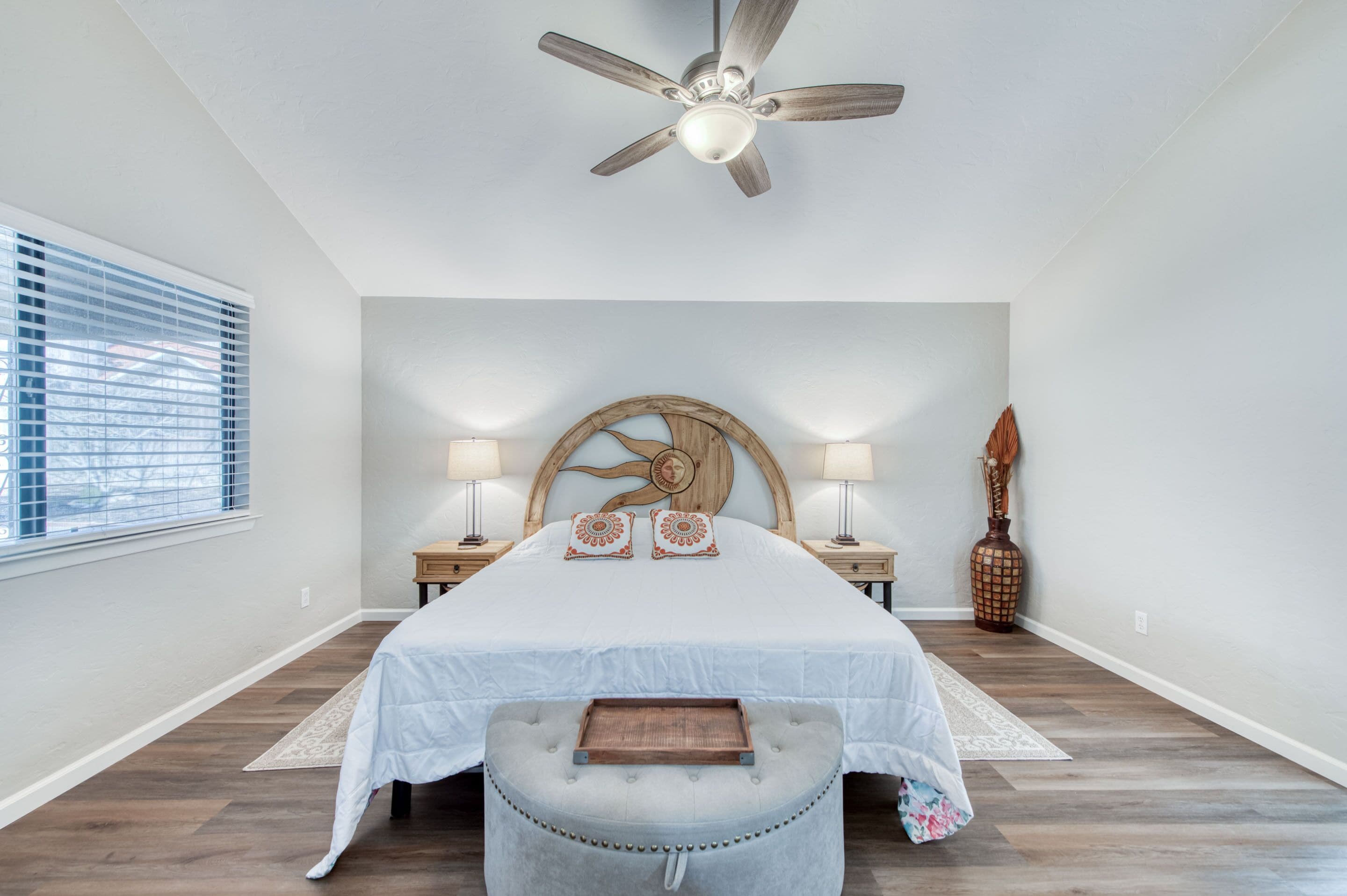 3 makuuhuonetta, tallelokero huoneessa, työpöytä, silitysrauta/-lauta