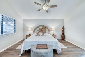 3 bedrooms, in-room safe, desk, iron/ironing board - Casa Barrera Soothing 3-Bedroom Home in a North East Fresno! (Fresno)