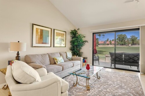 Desert Retreat with Golf course and Mountain views.  Pickle Ball, Tennis, Pools!