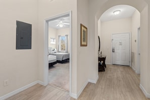 3 chambres, bureau, fer et planche à repasser, lit de bébé portatif