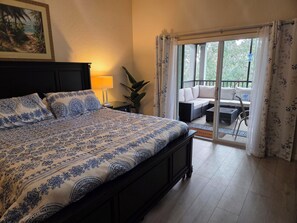 3 habitaciones, escritorio y tabla de planchar con plancha 