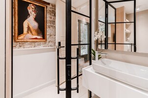 Standardzimmer | Badezimmer | Kostenlose Toilettenartikel, Haartrockner, Bademäntel, Hausschuhe