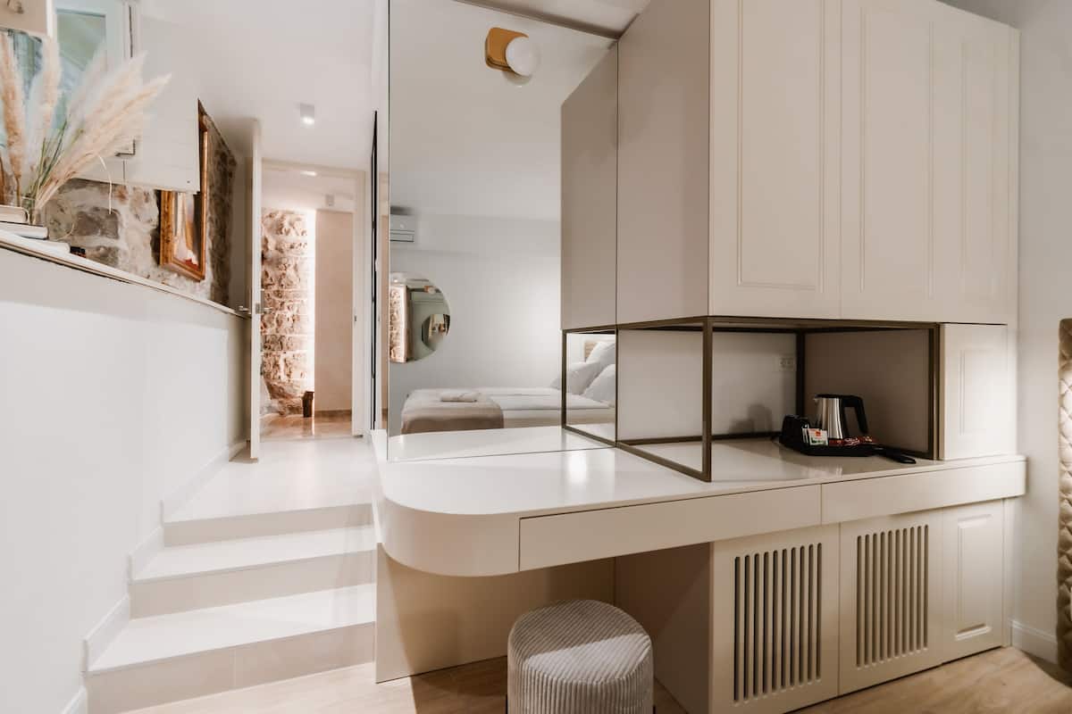 Standaard kamer | Een minibar, een kluis op de kamer, een bureau, een laptopwerkplek