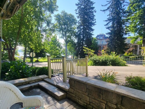 Aldine Bowman Suite STUNNING updated 2-bdrm w/lake views in the heart of CHQ!