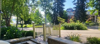 Aldine Bowman Suite STUNNING updated 2-bdrm w/lake views in the heart of CHQ!