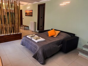 2 bedrooms, desk, iron/ironing board, travel crib - BEINALOT COUNTRY HOUSE - Large, quiet house in the country (Bene Vagienna)