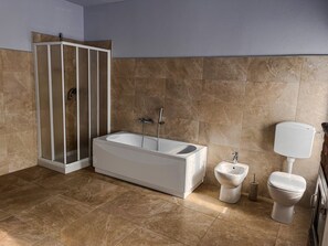 Douche, sèche-cheveux, bidet, serviettes fournies