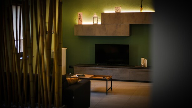 A modern living room with a flat-screen TV, a wooden coffee table, and a sofa. - BEINALOT COUNTRY HOUSE - Large, quiet house in the country (Bene Vagienna)