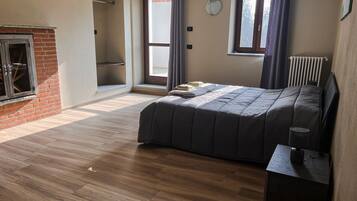 2 Schlafzimmer, Schreibtisch, Bügeleisen/Bügelbrett, Reisekinderbett