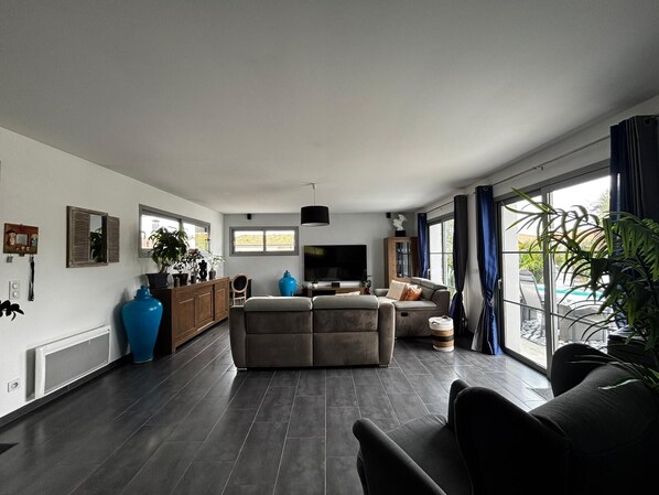 Smart TV, DVD player, stereo