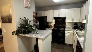 Condo presidencial | Cocina privada | Refrigerador con congelador, microondas, horno y parrilla de estufa