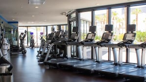 A gym with treadmills, ellipticals, and other fitness equipment. - 2 BR con patio por el centro comercial (Bloomington)