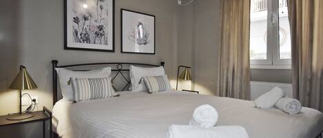 2 عدّة غرف نوم وتجهيزات عازلة للصوت وواي فاي مجانًا وملاءات أسرّة