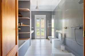 Haartrockner, Bidet, Handtücher, Toilettenpapier
