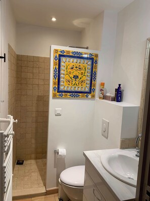 Haartrockner, Bidet, Handtücher