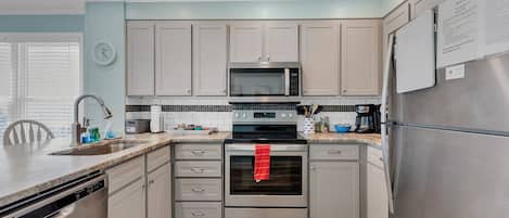 Refrigerador, microondas, horno, placa de cocina