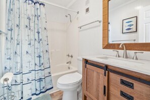 Douche, sèche-cheveux, serviettes fournies, savon