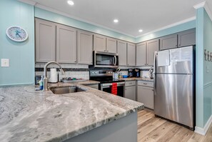 Kühlschrank, Mikrowelle, Ofen, Herdplatte