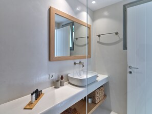 Douche, séchoir à cheveux, serviettes fournies, savon