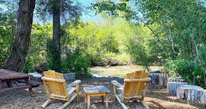 Vibrant Spacious Ski Pad, Hot Tubs!