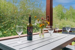 Outdoor dining - Basecamp Stays: Vibrant Spacious Ski Pad, Hot Tubs (Driggs)
