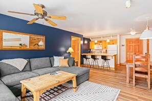 TV, caminetto, studio