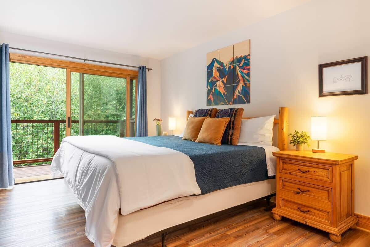 3 slaapkamers, een bureau, een strijkplank/strijkijzer, reisbedje