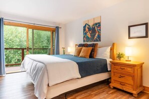 3 slaapkamers, een bureau, een strijkplank/strijkijzer, reisbedje