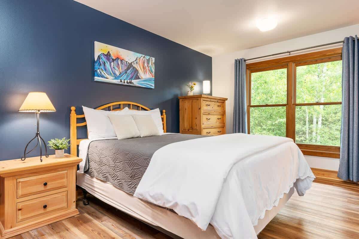 3 chambres, bureau, fer et planche à repasser, lit parapluie