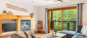 Basecamp Stays: Vibrant Spacious Ski Pad, Hot Tubs