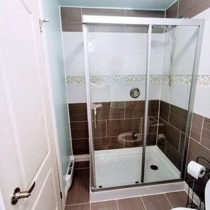 Shower, hair dryer, towels, toilet paper - Cosy guesthouse (Mirabel)