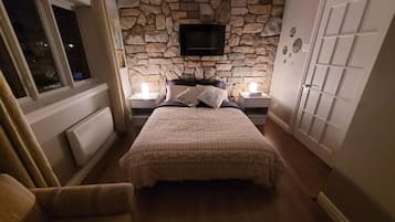 1 habitación, tabla de planchar con plancha y cuna de viaje
