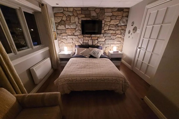 1 quarto, ferros/tábuas de passar roupa, berço de viagem